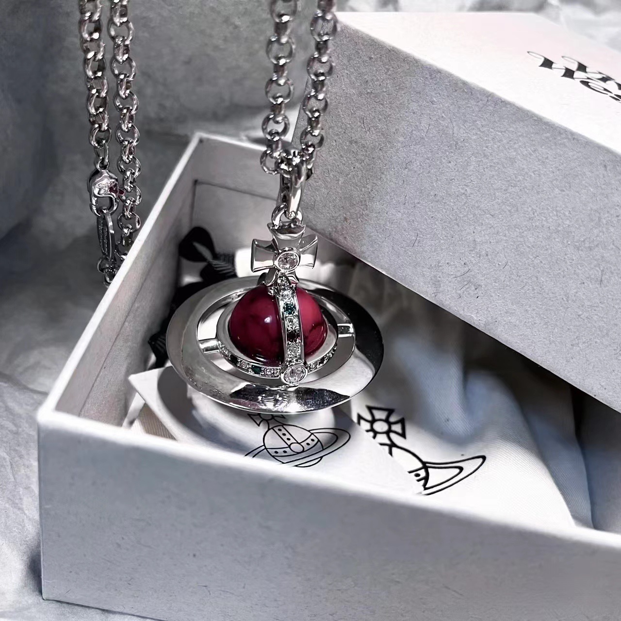 Designer Vivienmes Westwood High Version Empress Dowager Orb Red Saturn Necklace for Women Strongly Promotes Hot Fashion Versatile and High-end Sense