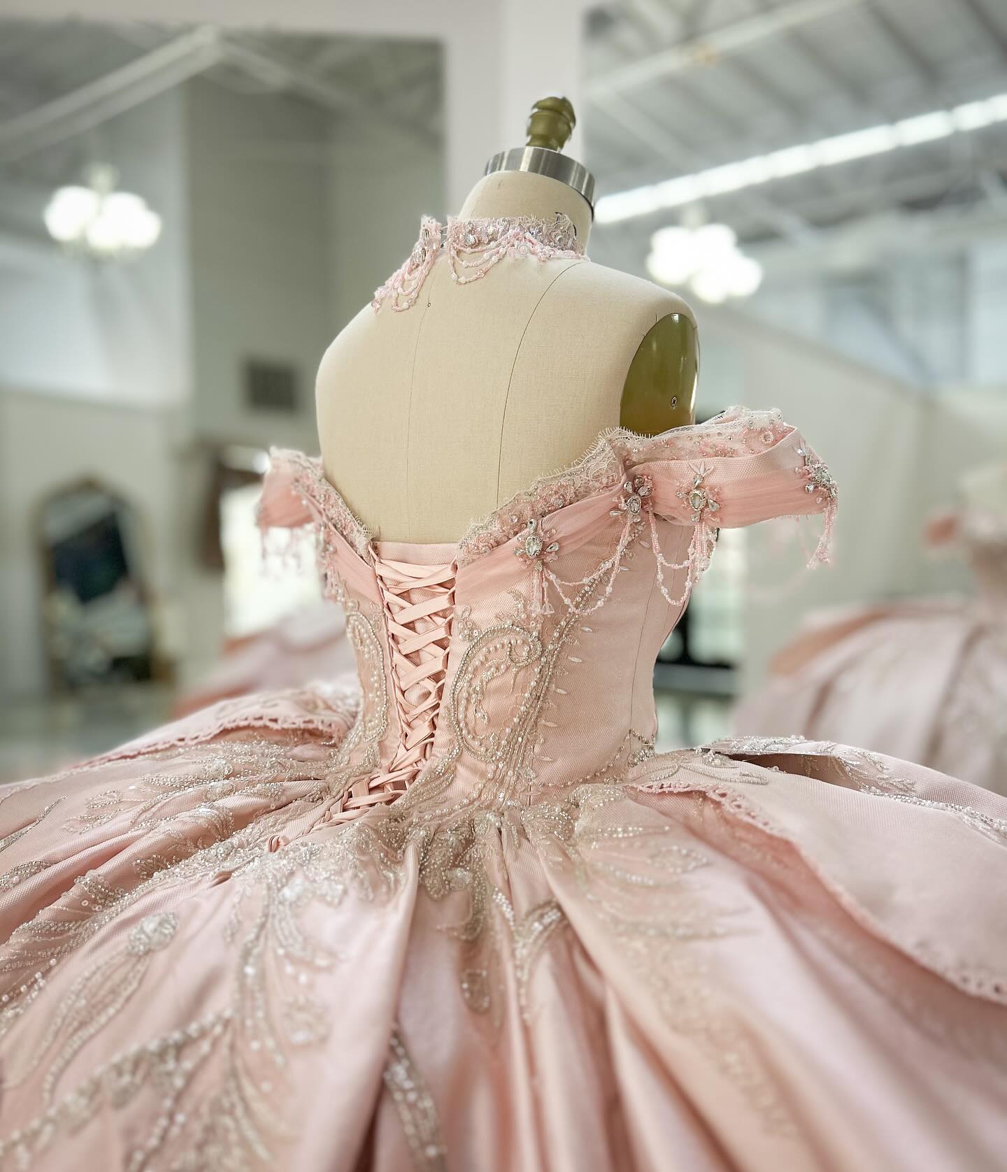 Charming Ball Gown Rhies Quinceanera Dresses Pearls Prom Gowns Off The Shoulder Necke Sixteen Sweet 15 Corset Satin Masquerade Dress