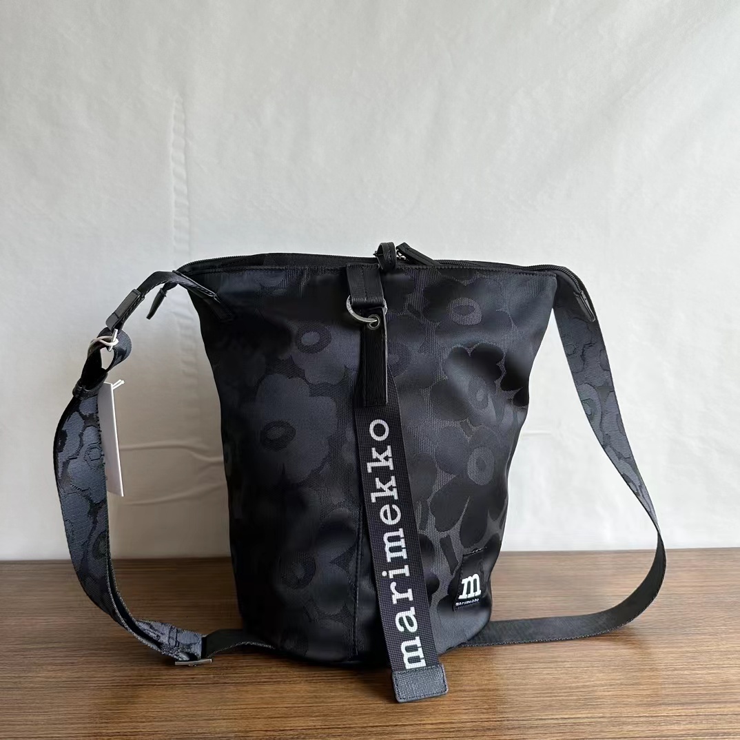 Nordic Niche M Unisex Waterproof Nylon Light Commuter Shoulder Messenger Bucket Bag Gender Neutral BagVoyage