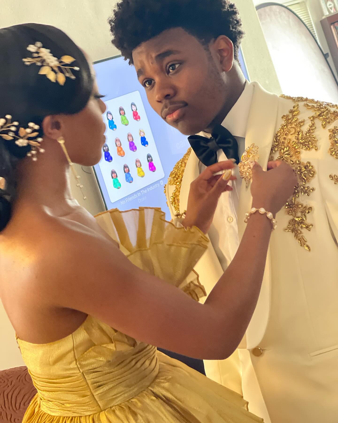 African Mens White Suit Shawl Lapel Wedding Tuxedos Gold Appliqued Two Pieces Groom Wear One Button Prom Evening Blazers With Jackets And Pants