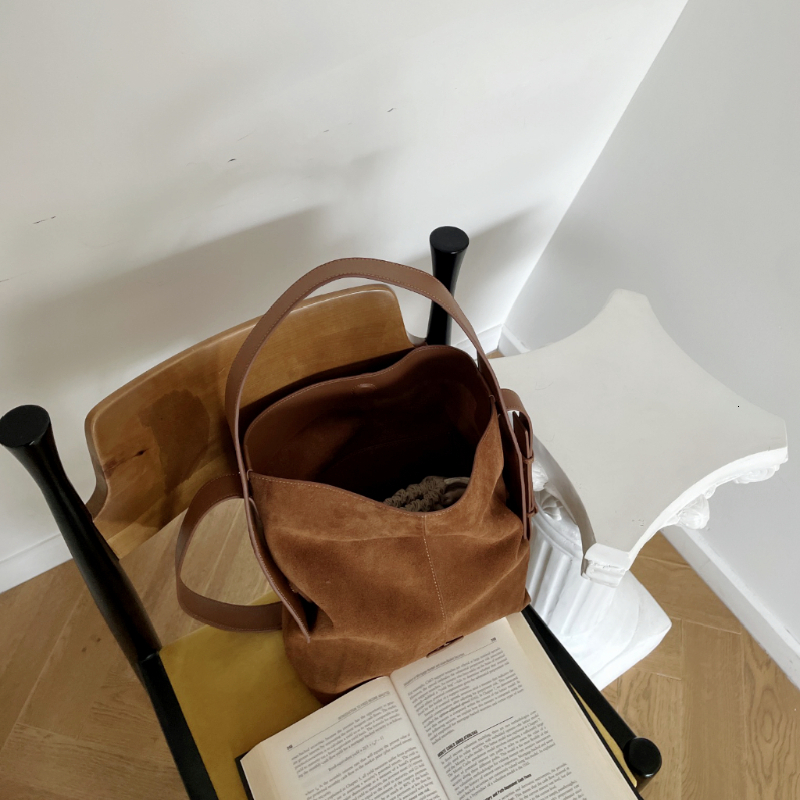 Hot Sale Winter Stylish Large Capacity Commuter Tote Ear Hanging Strap Suede Leather Women Shoulder Bag Wine Red Coffee Handbag Suede BagVoyage