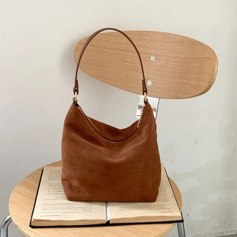 Autumn and Winter Suede Handbag Fashionable Crossbody Bag Womens Niche High-end Sense Suede Modern Leopard Print Shoulder Bag 241114