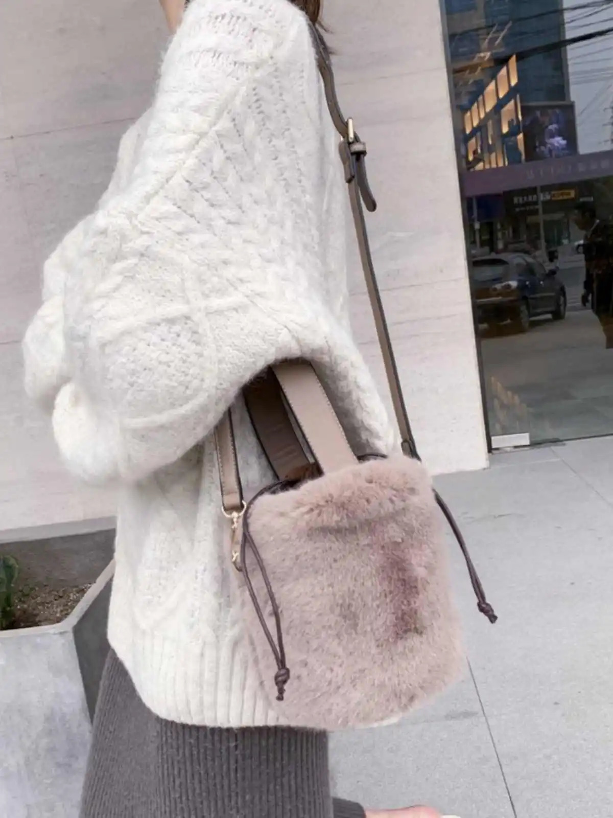 Plush Handheld Bag For Women Autumn Winter String Style Crossbody Small Bucket Bag Korean Edition Mini Handbag Shoulder Bag 241114
