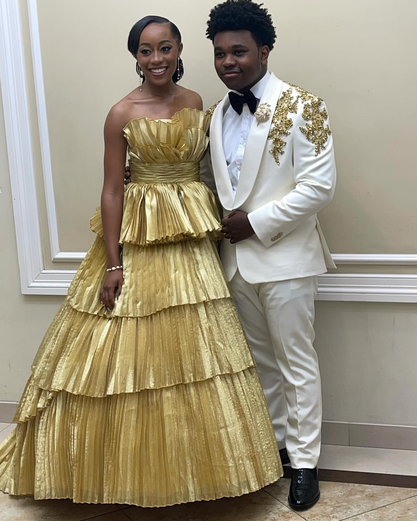 African Mens White Suit Shawl Lapel Wedding Tuxedos Gold Appliqued Two Pieces Groom Wear One Button Prom Evening Blazers With Jackets And Pants