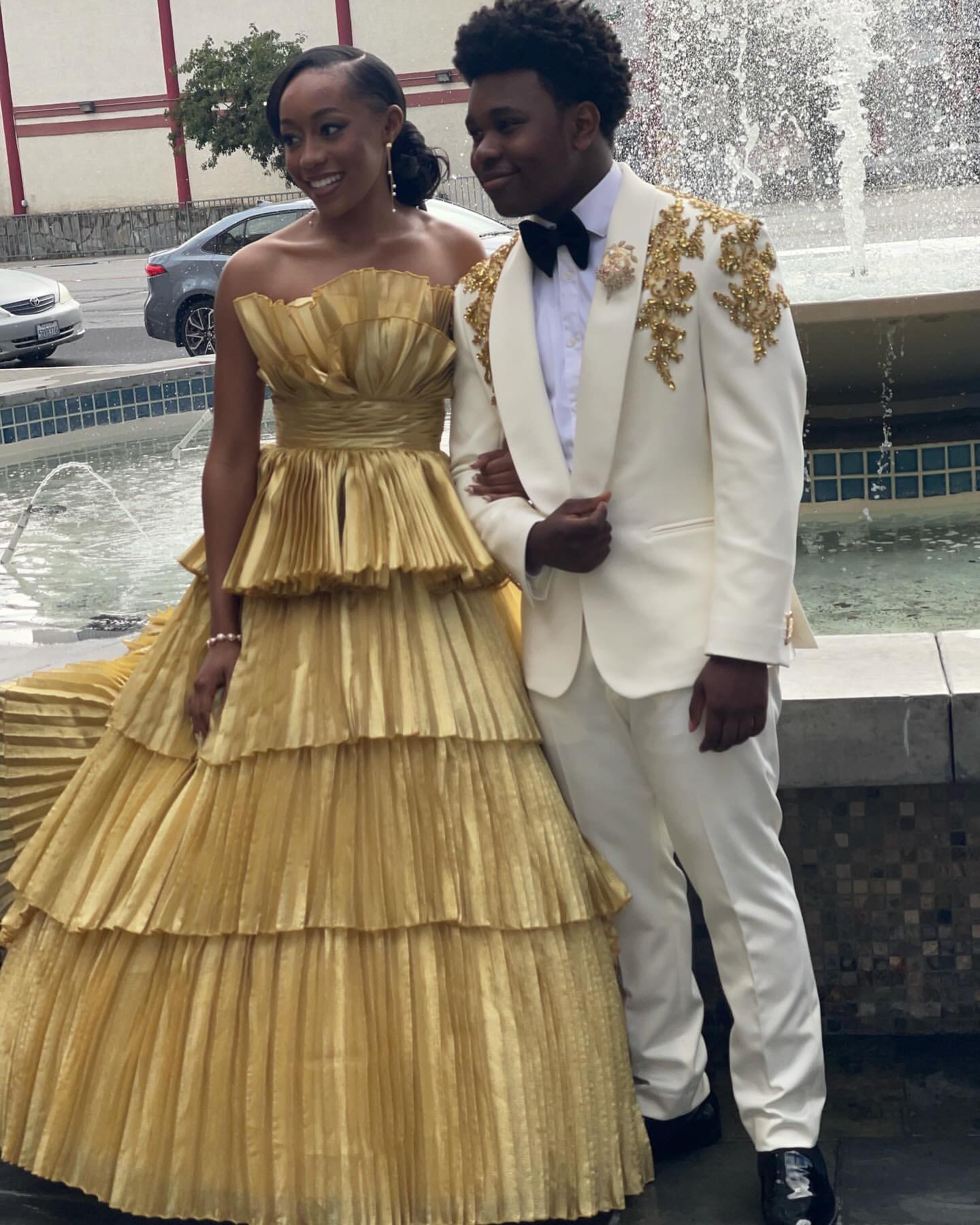 African Mens White Suit Shawl Lapel Wedding Tuxedos Gold Appliqued Two Pieces Groom Wear One Button Prom Evening Blazers With Jackets And Pants