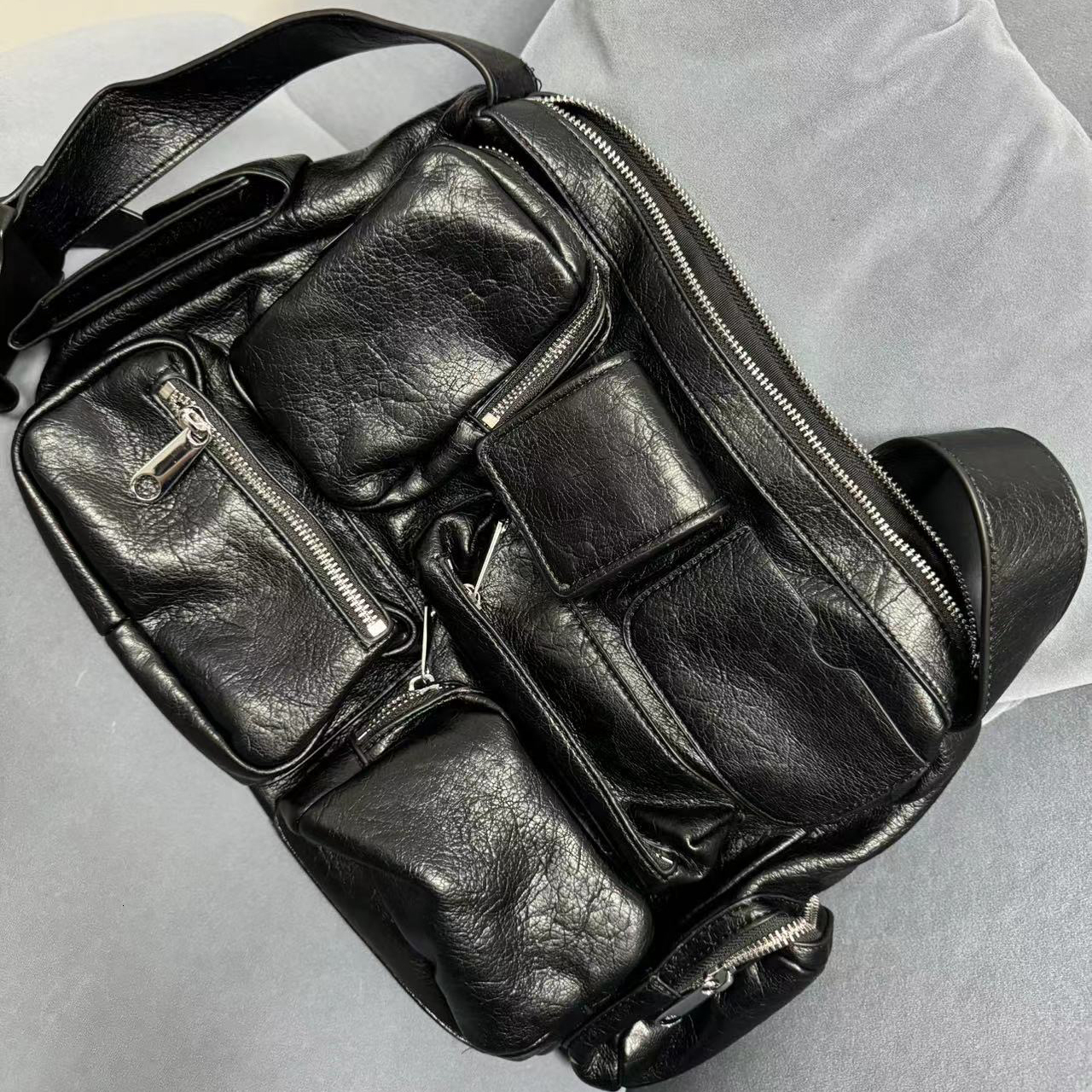 Dark Motorcycle Style Large-Capacity Shoulder Man 2025 Fashion Tote Casual Multi-Pocket Zipper Design Crossbody Bag PU BagVoyage