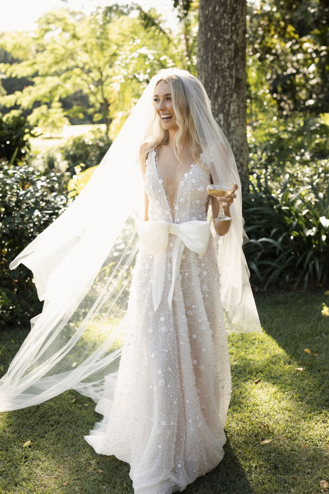 Modern Crystals Beaded Satin Wedding Dress With Detachable Train Long Sleeves Chapel Bridal Gowns Pleats White Garden Bride Dresses Spring Vestido De 