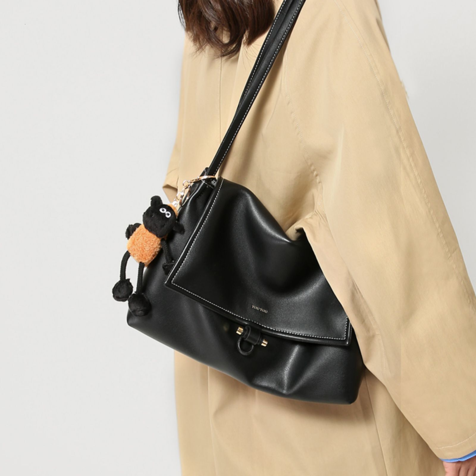 Women Shoulder Leather Texture Makeup Cosmetic Senior Sense Messenger Bag With Cute Pendent Daily Commuting Underarm Microfiber BagVoyage