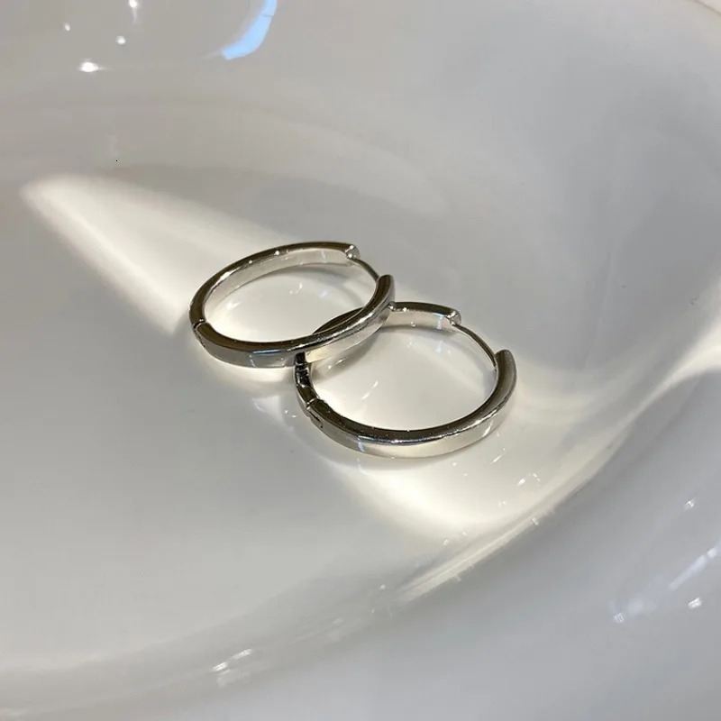 Fashion Classics Simple Big Round Hoop Earrings for Women Circle Girls Shiny Delicate Party Womens Jewelry Arrival 2023 241114