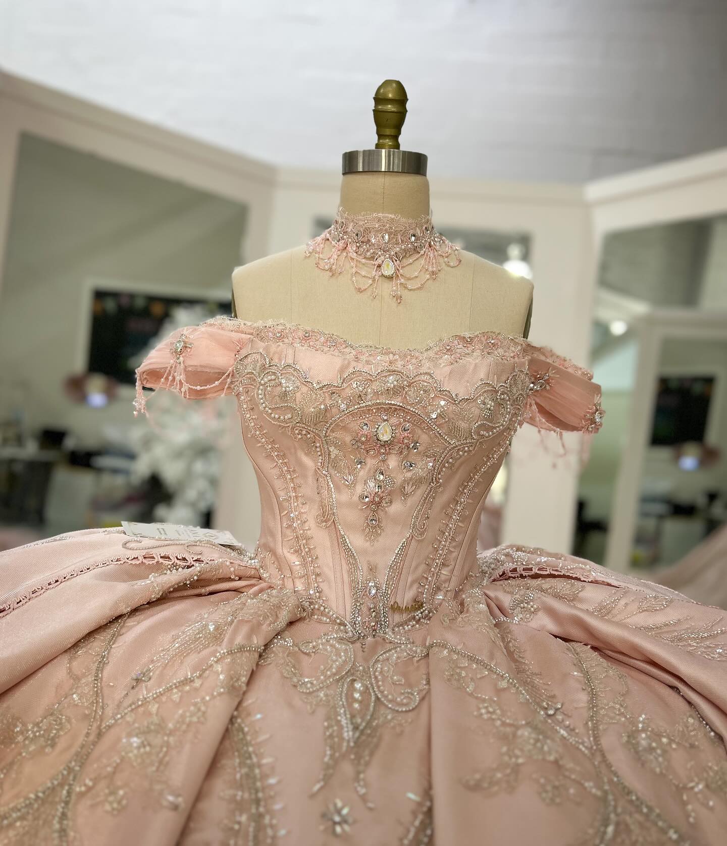 Charming Ball Gown Rhies Quinceanera Dresses Pearls Prom Gowns Off The Shoulder Necke Sixteen Sweet 15 Corset Satin Masquerade Dress