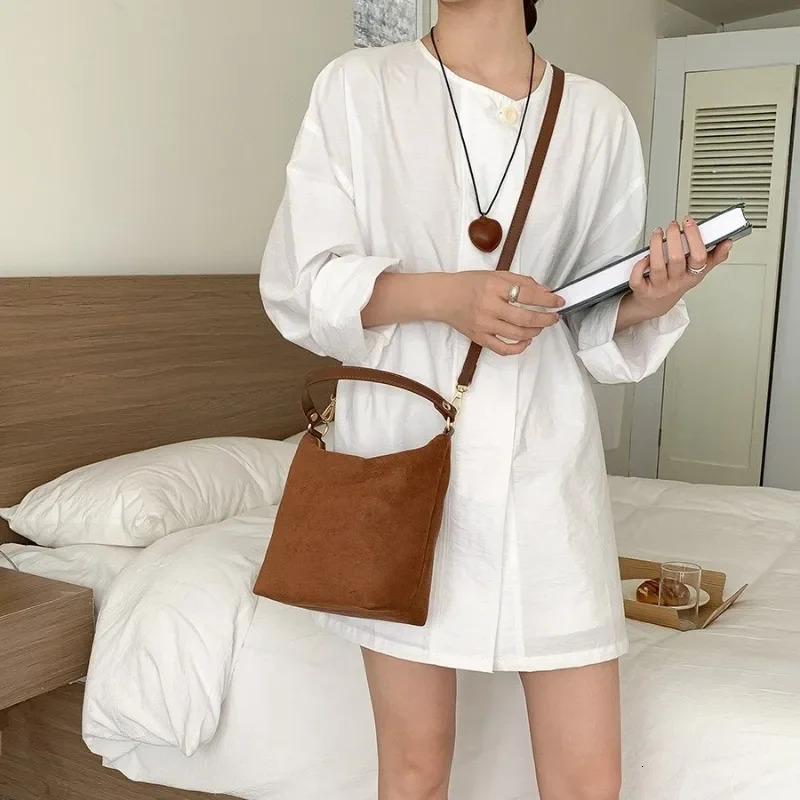 Autumn and Winter Suede Handbag Fashionable Crossbody Bag Womens Niche High-end Sense Suede Modern Leopard Print Shoulder Bag 241114