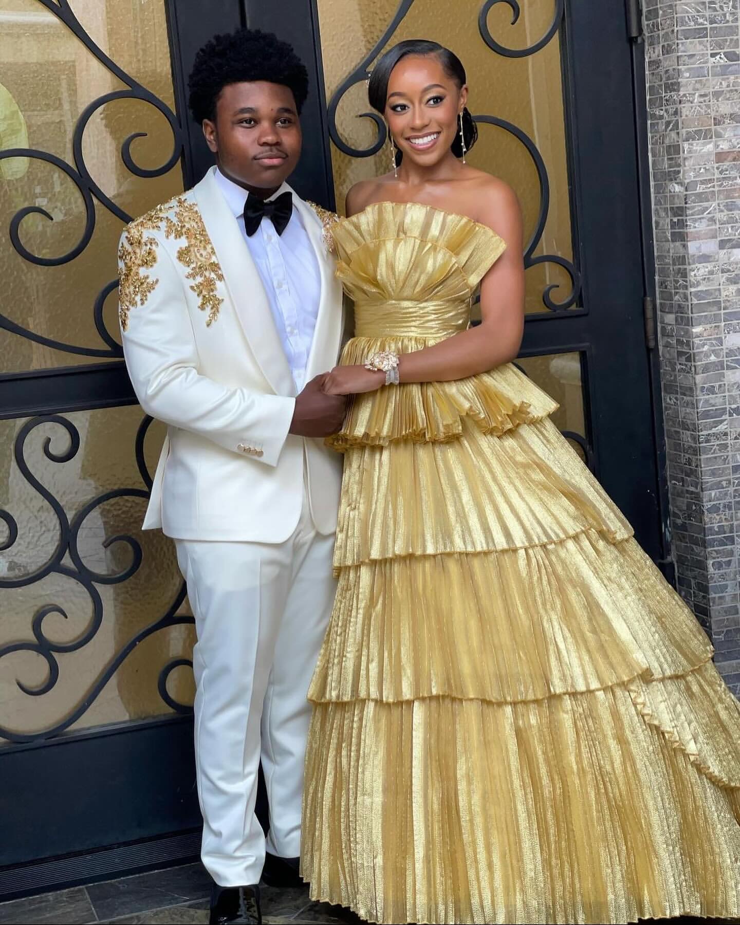 African Mens White Suit Shawl Lapel Wedding Tuxedos Gold Appliqued Two Pieces Groom Wear One Button Prom Evening Blazers With Jackets And Pants