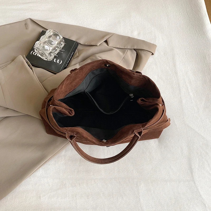 PU Buckle Versatile Large Capacity Belt Decorative Tote Bag Matte Retro Niche Handbag Commuting Leisure Womens Bag 241114