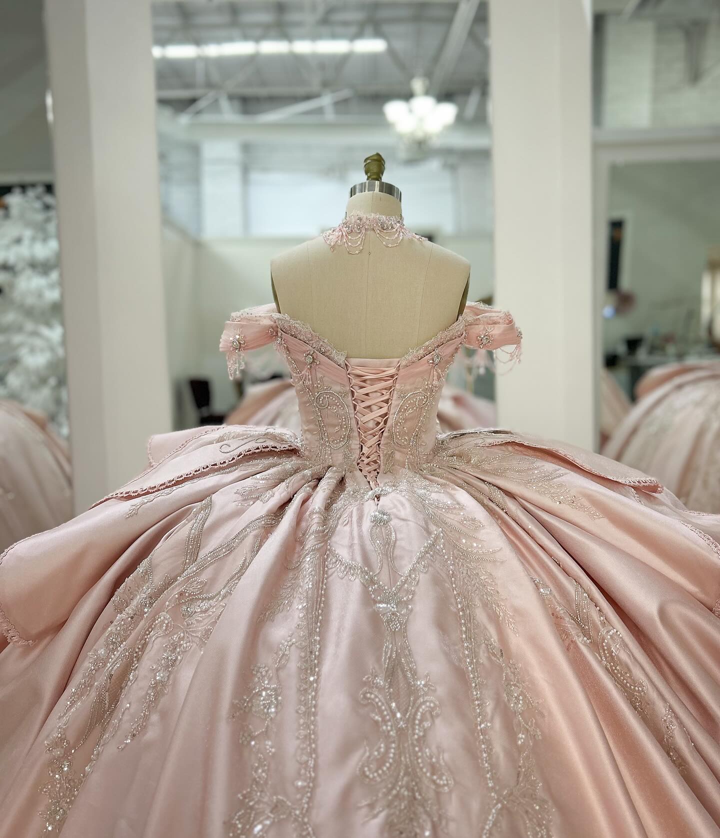 Charming Ball Gown Rhies Quinceanera Dresses Pearls Prom Gowns Off The Shoulder Necke Sixteen Sweet 15 Corset Satin Masquerade Dress