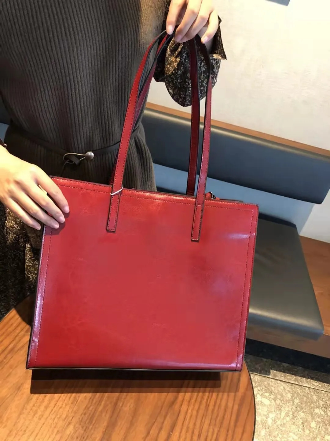 Real leather womens bag with large capacity compared to single shoulder fashionable and sporty 241112