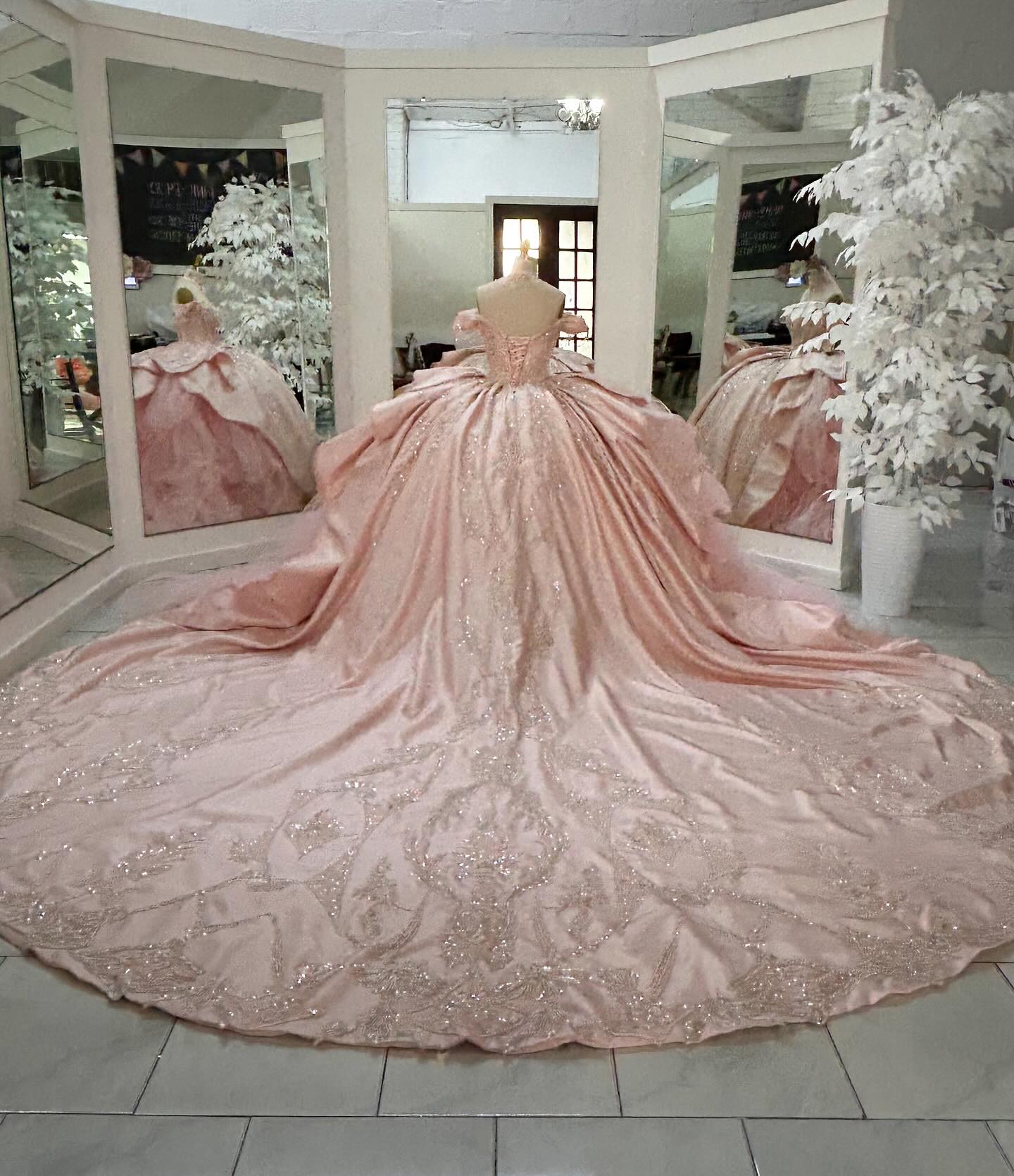 Charming Ball Gown Rhies Quinceanera Dresses Pearls Prom Gowns Off The Shoulder Necke Sixteen Sweet 15 Corset Satin Masquerade Dress