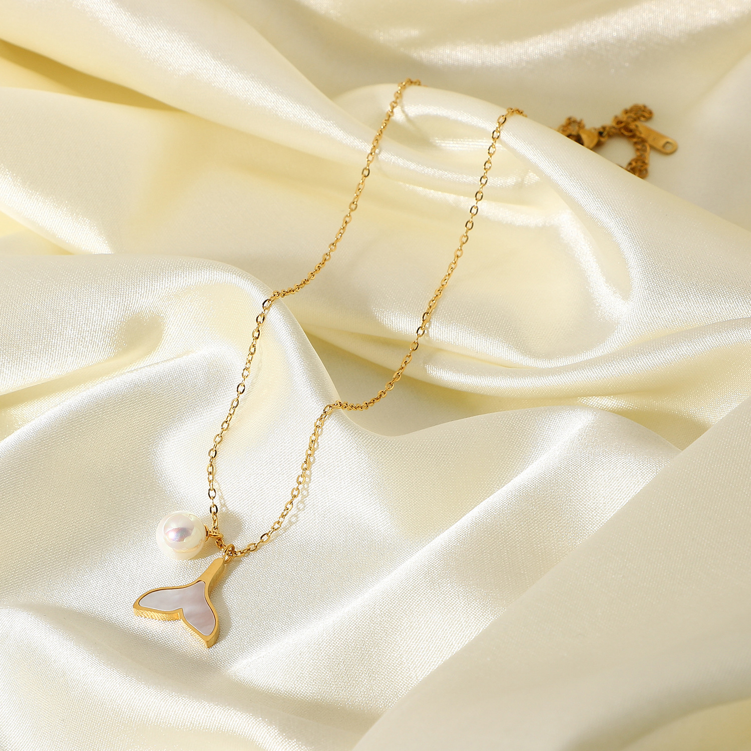 Designer's New Stainless Steel Necklace 14K Gold Shell Mermaid Pearl Pendant Necklace for Women
