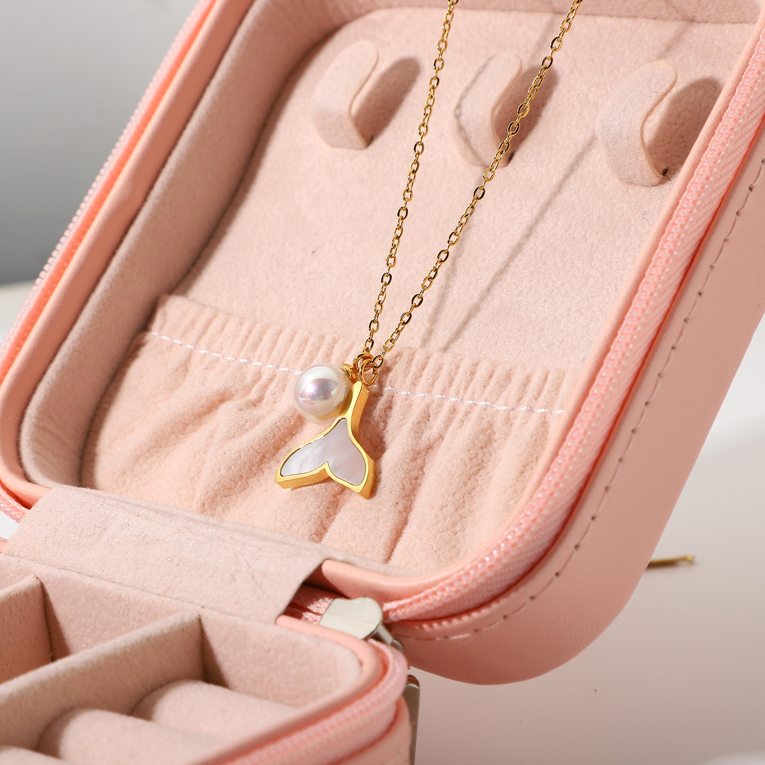 Designer's New Stainless Steel Necklace 14K Gold Shell Mermaid Pearl Pendant Necklace for Women