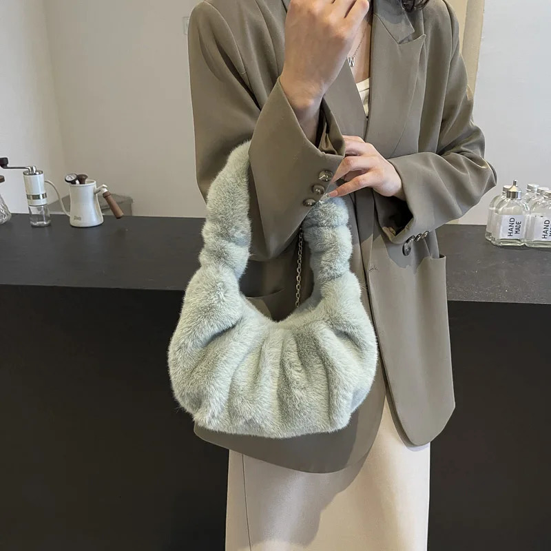 Women Furry Tote Bag with Chain Winter Faux Fur Bag Solid Color Fuzzy Shoulder Bag Plush Crossbody Bag Female Commute Bag 241114