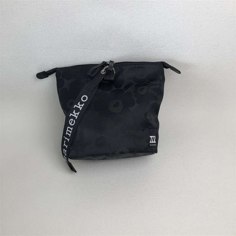 Nordic Niche M Unisex Waterproof Nylon Light Commuter Shoulder Messenger Bucket Bag Gender Neutral BagVoyage