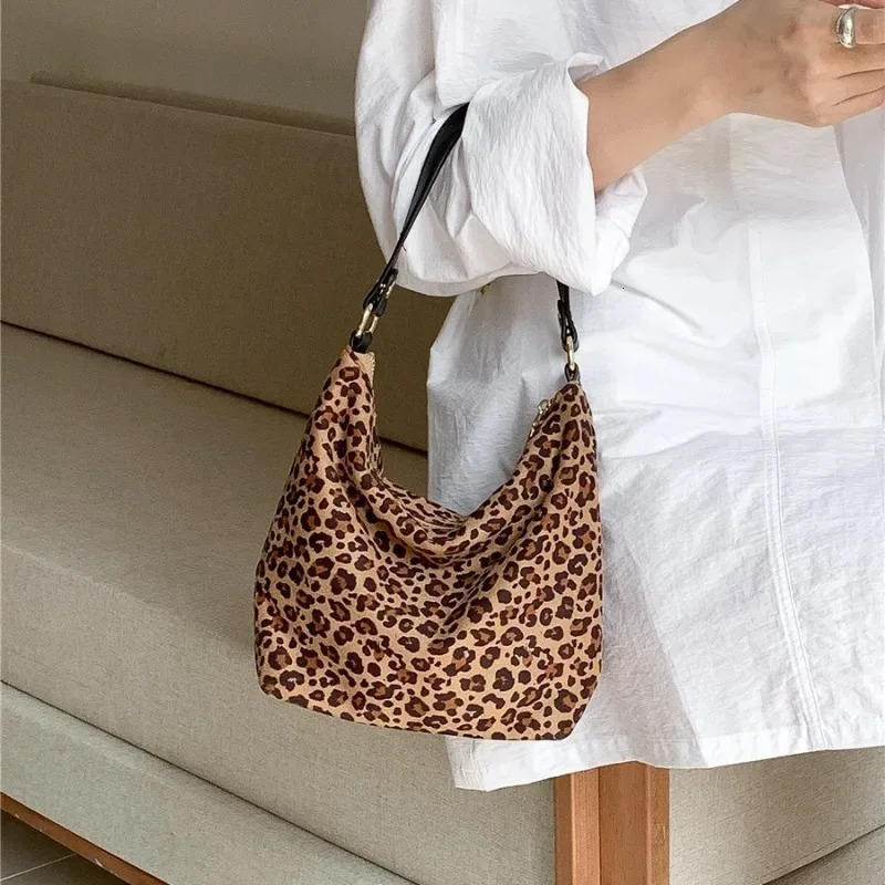 Autumn and Winter Suede Handbag Fashionable Crossbody Bag Womens Niche High-end Sense Suede Modern Leopard Print Shoulder Bag 241114
