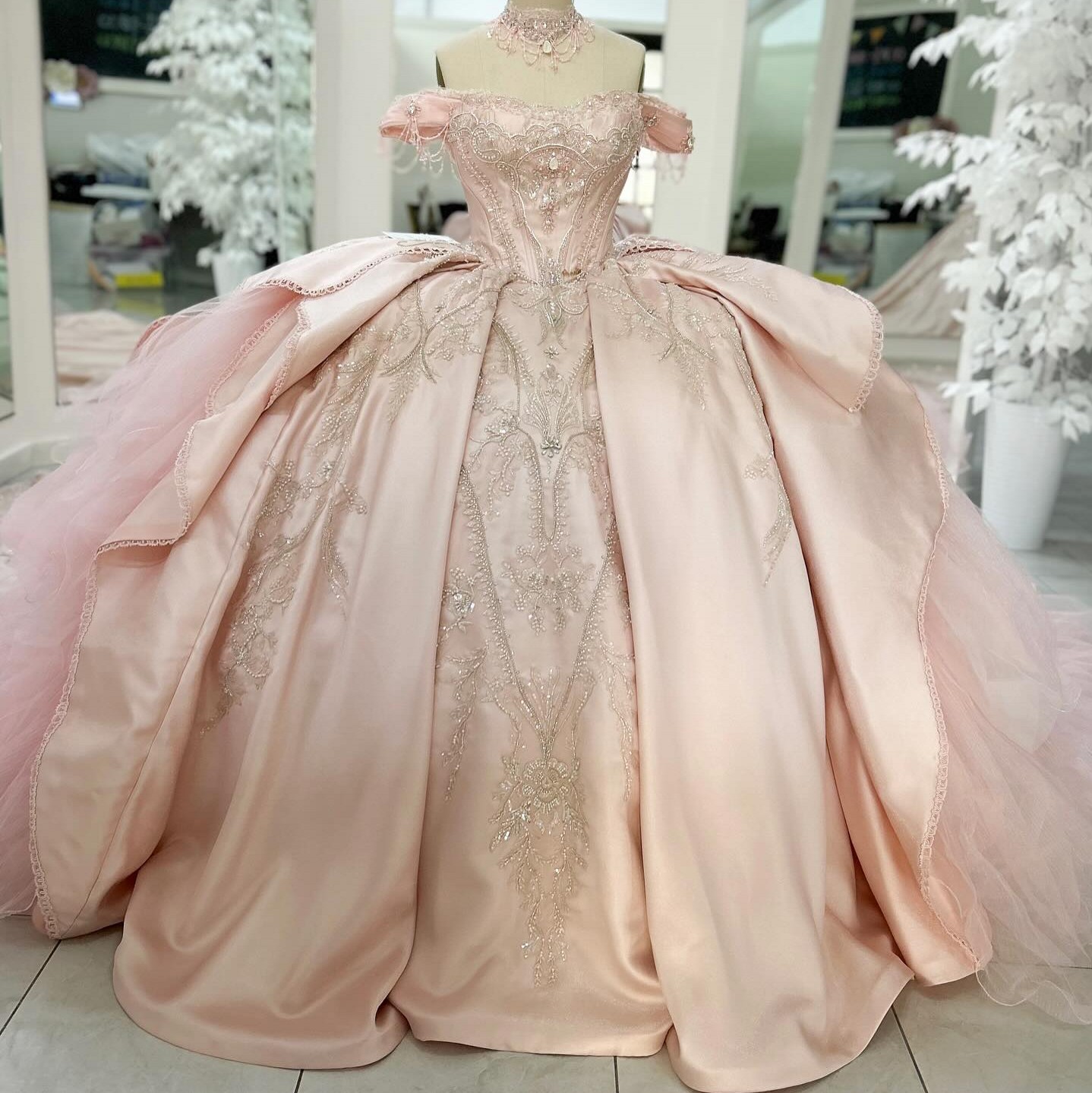 Charming Ball Gown Rhies Quinceanera Dresses Pearls Prom Gowns Off The Shoulder Necke Sixteen Sweet 15 Corset Satin Masquerade Dress