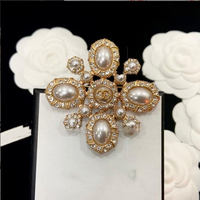 Newest Designer Gold Plated Letters Brooches Pin Crystal Rhie Pearl Brooch Pins Charm Unisex wer Broo Party Gift