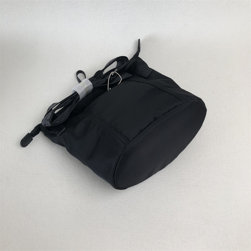 Nordic Niche M Unisex Waterproof Nylon Light Commuter Shoulder Messenger Bucket Bag Gender Neutral BagVoyage