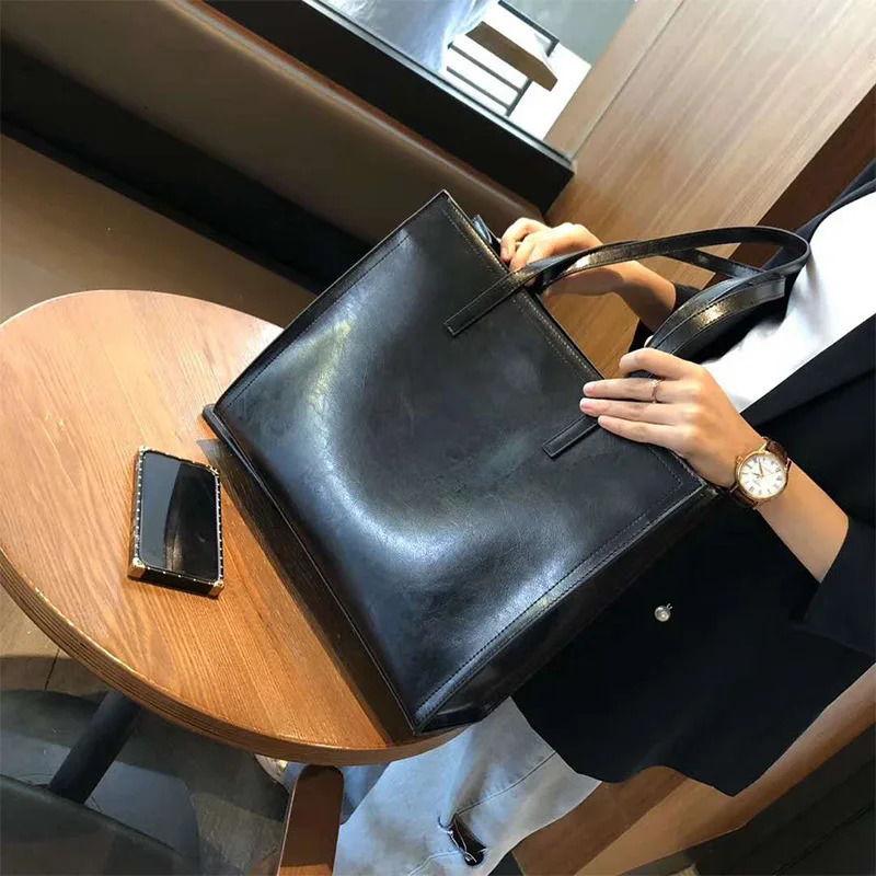 Real leather womens bag with large capacity compared to single shoulder fashionable and sporty 241112