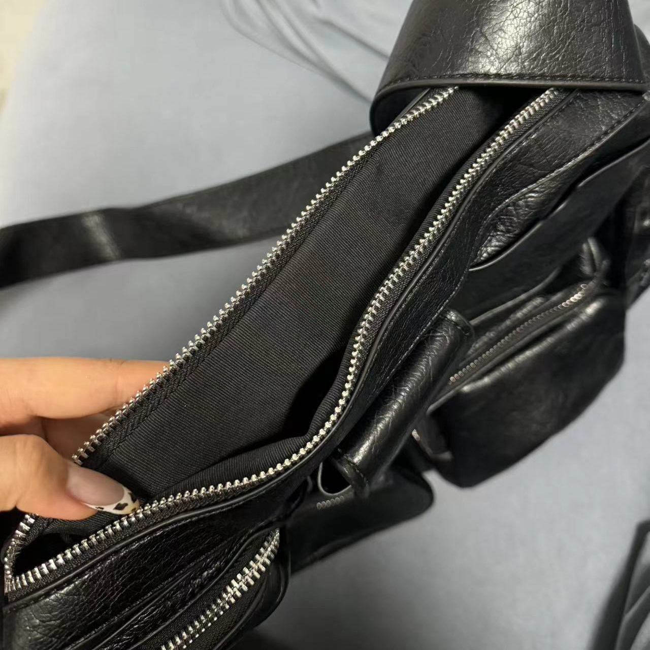 Dark Motorcycle Style Large-Capacity Shoulder Man 2025 Fashion Tote Casual Multi-Pocket Zipper Design Crossbody Bag PU BagVoyage