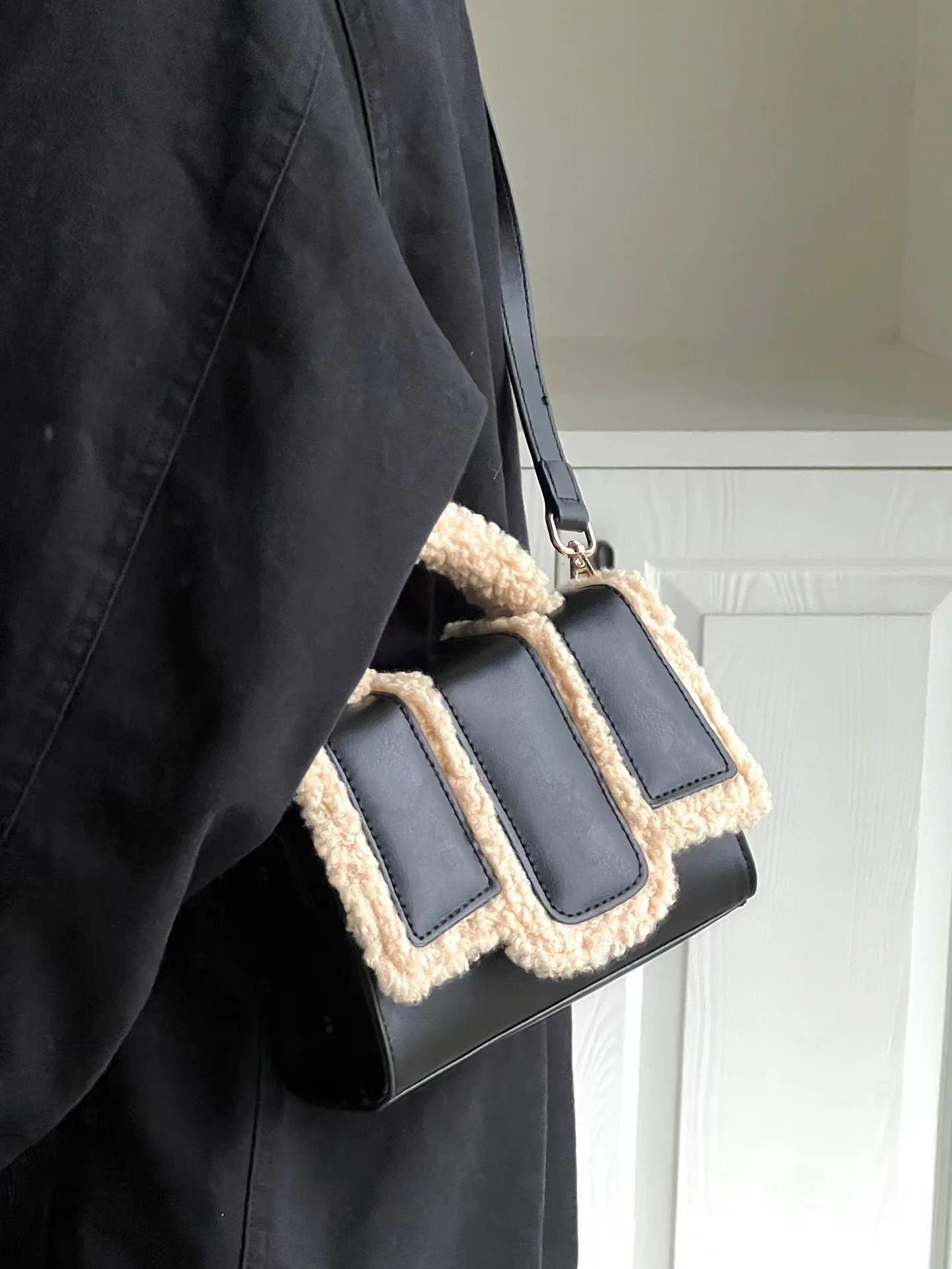 Lamb Wool Spliced PU HandBag Women Autumn/Winter Simple Advanced Small Black Bag Exquisite Versatile Crossbody Bag 241114