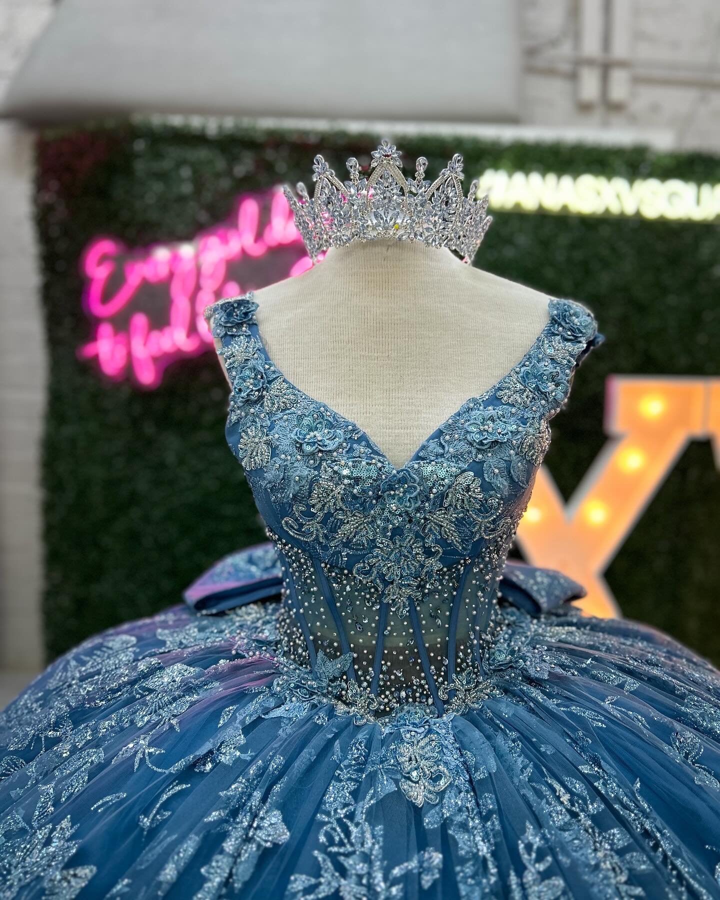 Fabulous Pearls Ball Gown Beaded Quinceanera Dresses Sequined Prom Gowns Appliqued V Necke Sixteen Sweet 15 Corset Masquerade Dress 0220