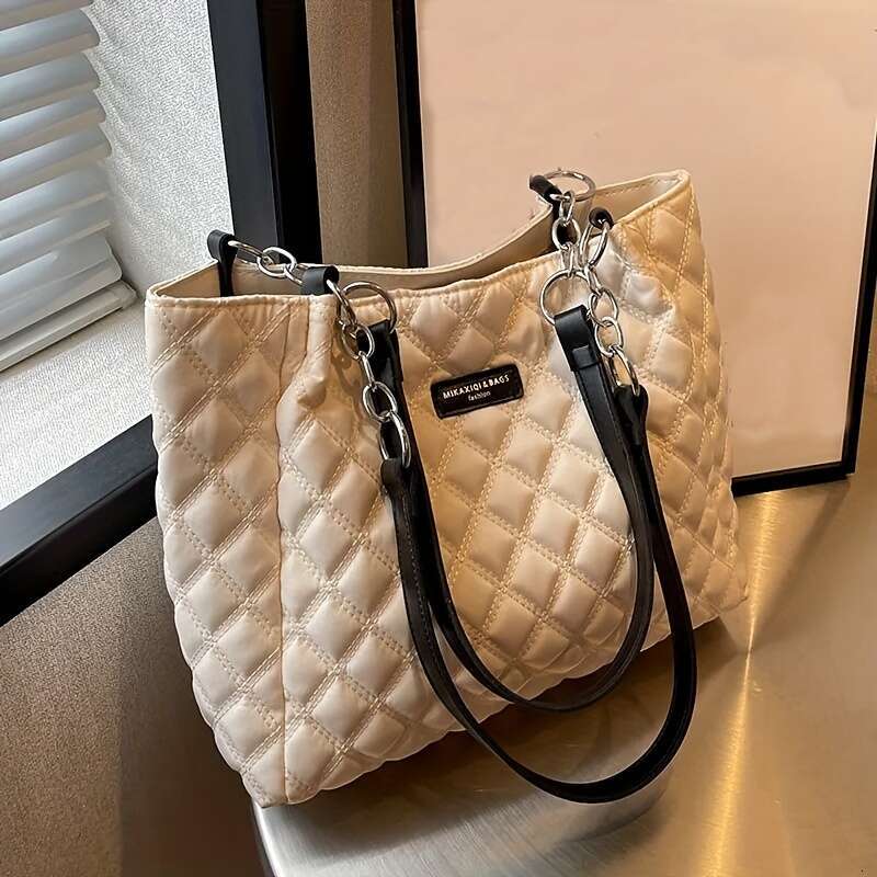 Large Capacity Women's Shoulder Bag - Quilted, Fashionable, All-Match Commuter Tote with Spacious Interior and Stylish Design