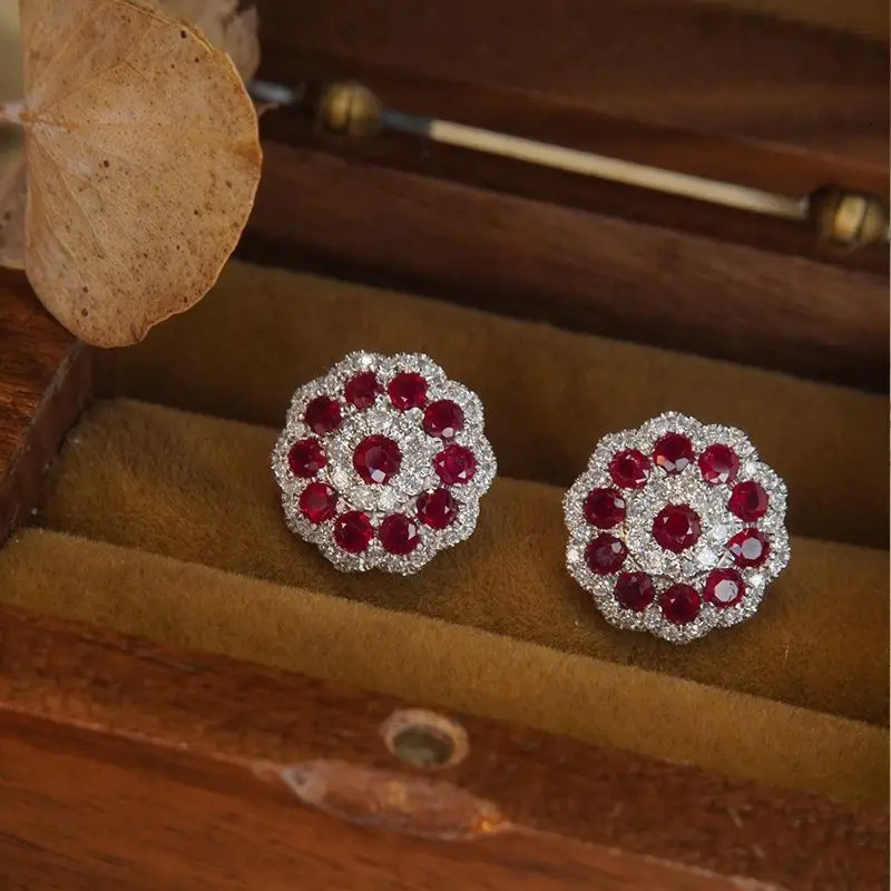 Exquisite Retro Ruby Womens Flower Earrings 925 Silver Red Display Snowflake Earrings Suitable for Daily Jewelry 241114