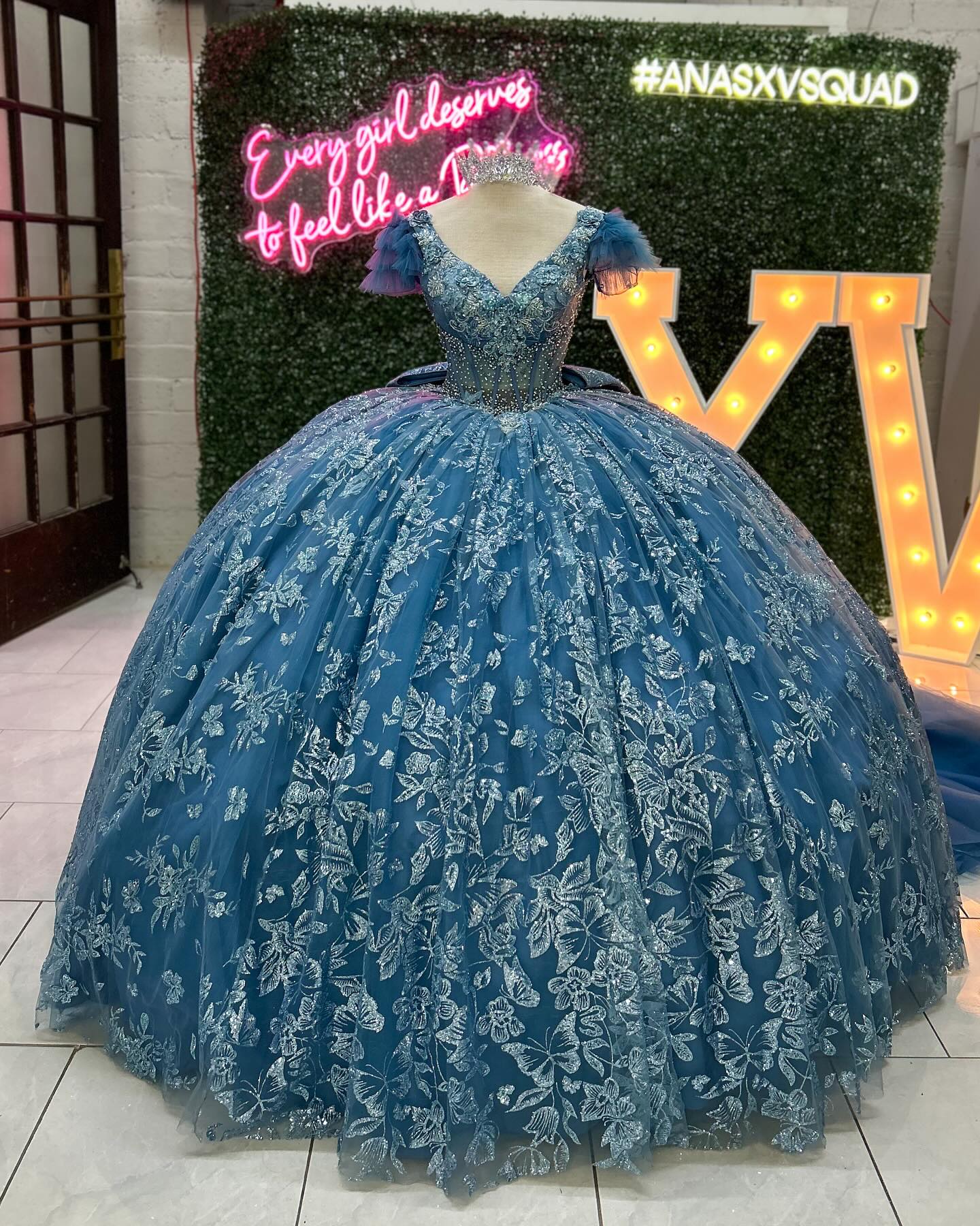 Fabulous Pearls Ball Gown Beaded Quinceanera Dresses Sequined Prom Gowns Appliqued V Necke Sixteen Sweet 15 Corset Masquerade Dress 0220