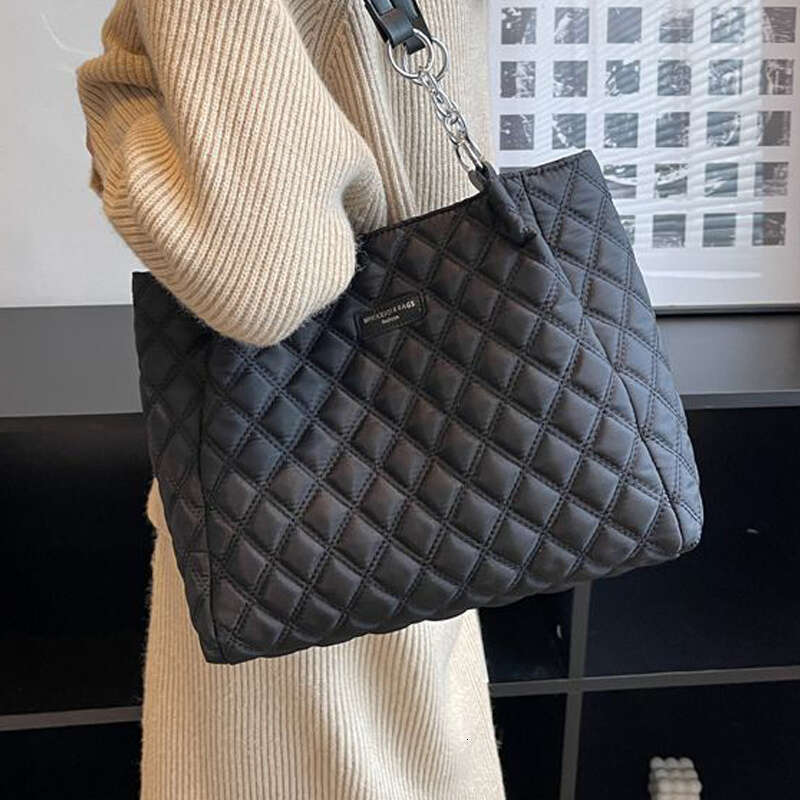 Large Capacity Women's Shoulder Bag - Quilted, Fashionable, All-Match Commuter Tote with Spacious Interior and Stylish Design