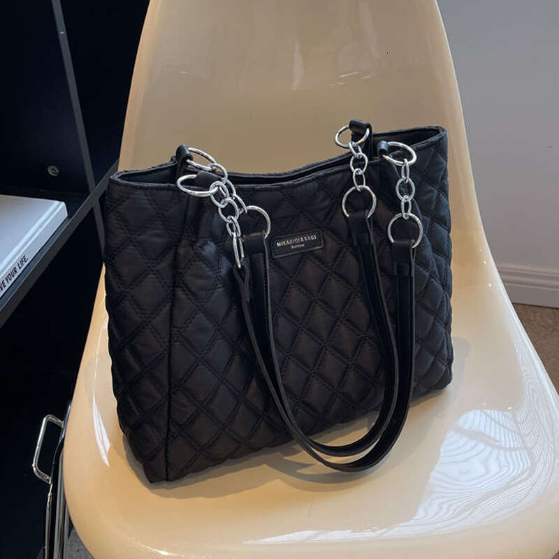 Large Capacity Women's Shoulder Bag - Quilted, Fashionable, All-Match Commuter Tote with Spacious Interior and Stylish Design