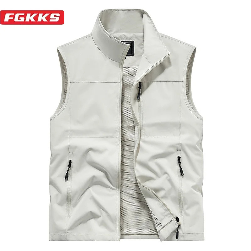 FGKKS 2024 Outdoor Casual Vest For Men Large Pocket Fashion Coat High Quality n Street Wear 241114