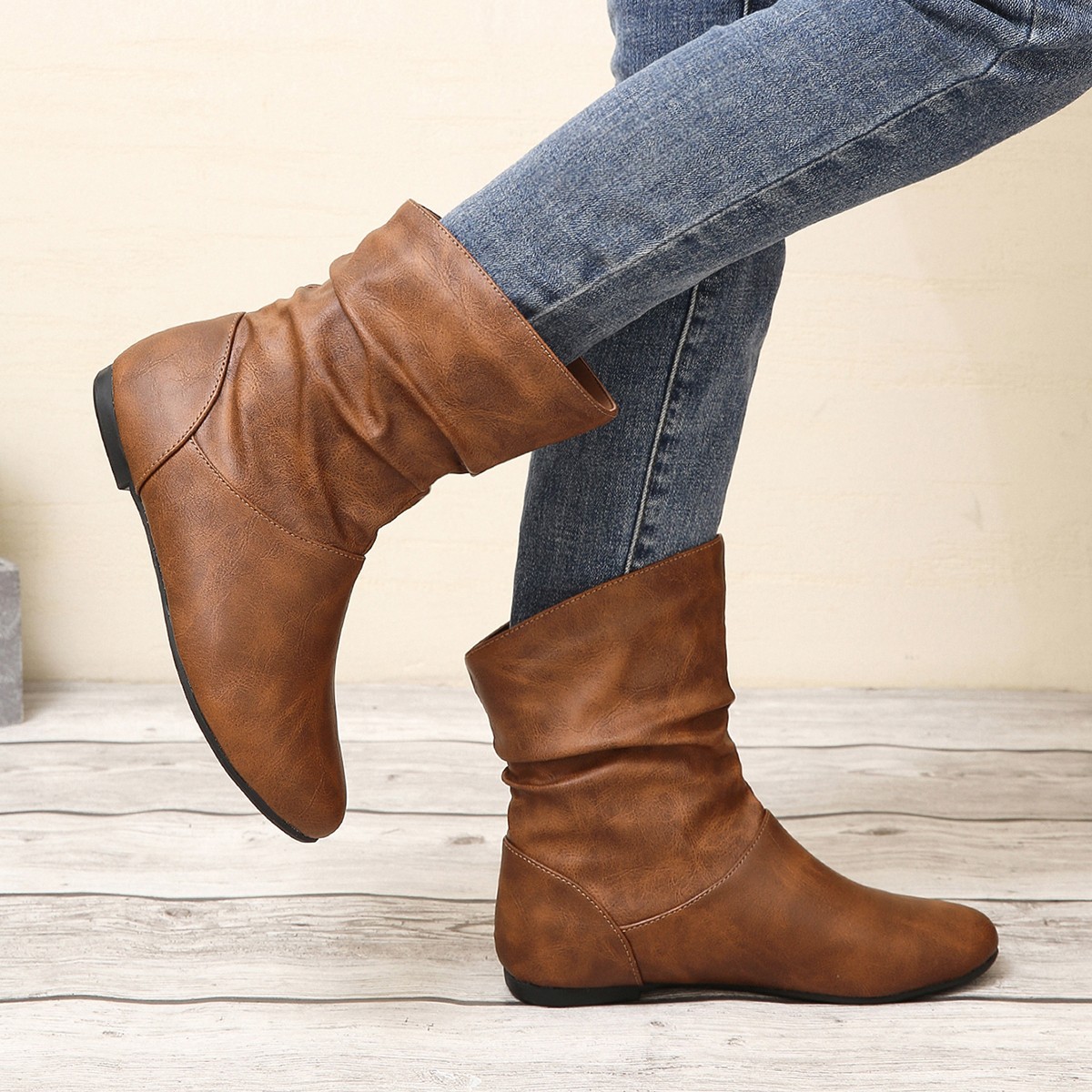 Large Women's Short Pleated Flat Bottom Versatile Short Boots.