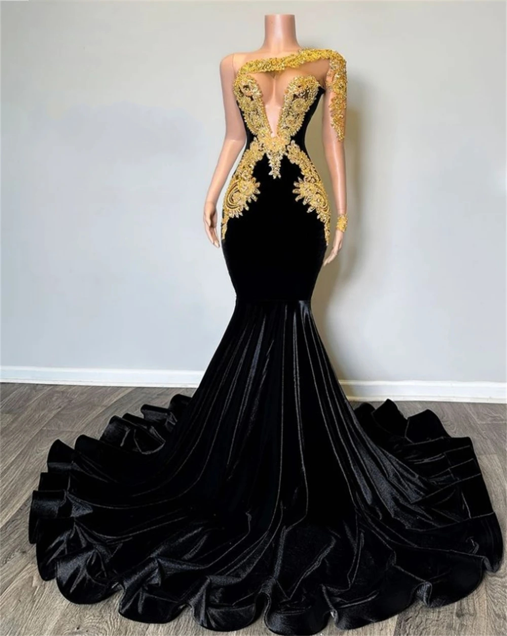 Sexy Arabic African Black Velvet Mermaid Prom Dresses One Shoulder Long Sleeve Evening Gown Gold Lace Appliques Beaded Special Occasion Dress