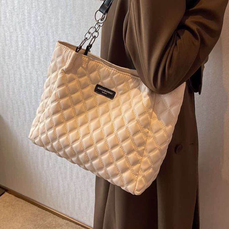 Large Capacity Women's Shoulder Bag - Quilted, Fashionable, All-Match Commuter Tote with Spacious Interior and Stylish Design