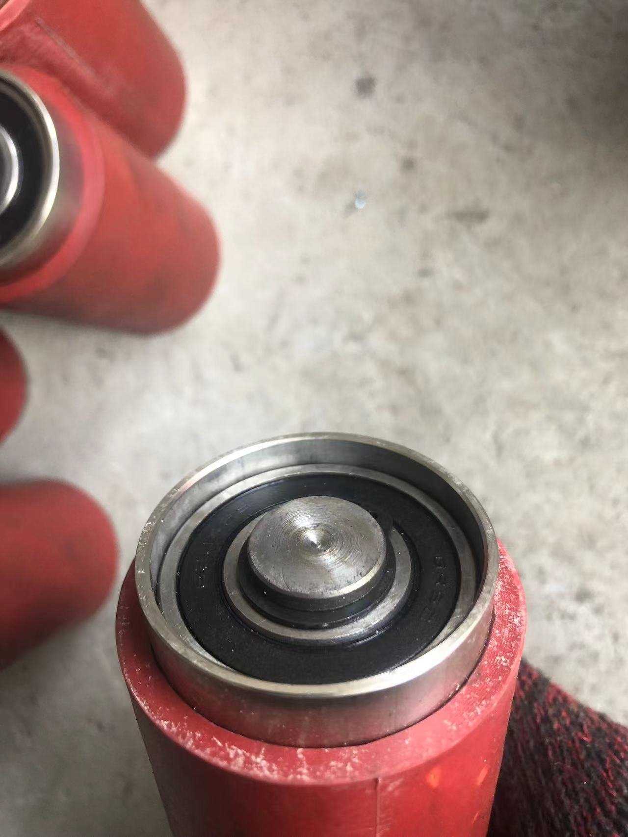 Durable Non-Electric Rolling Cylinder for Industrial Use