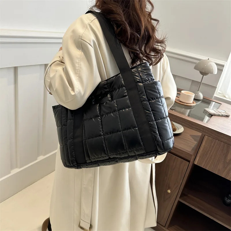 Space Padded Women Shoulder Bags For Winter 2024 Large Capacity Black Handbags Designer Nylon Cotton Warm Tote Solid