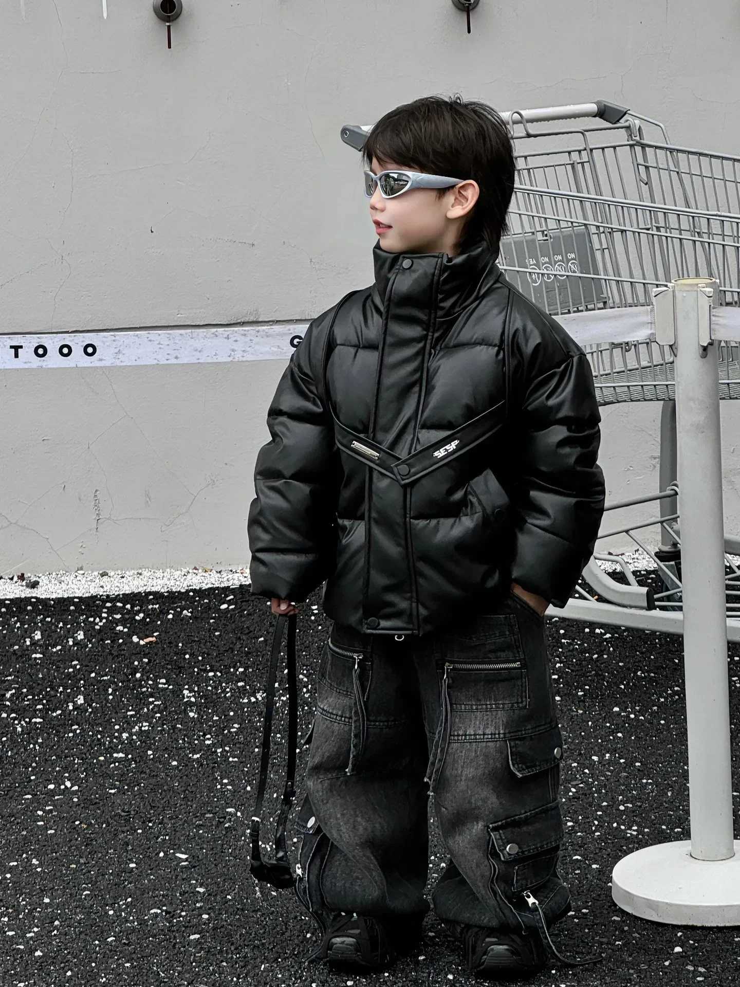 Childrens clothing solid color design feels like a leather top 2024 winter new boys fashion fully matched thick cotton apron jacket X241115