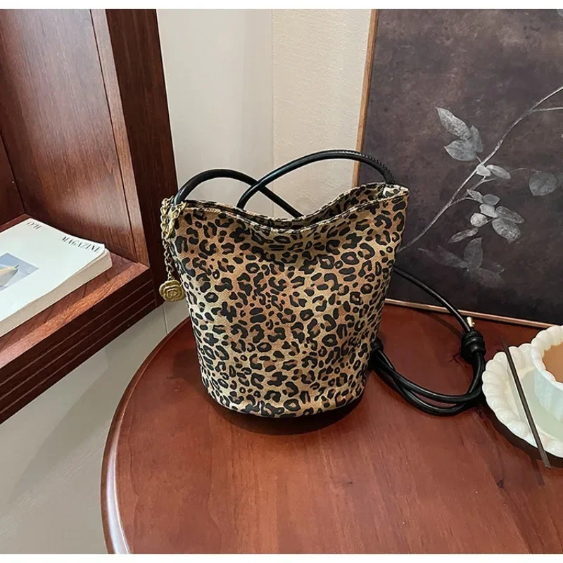 Leopard Print Women's 2024 Autumn Niche Design Fashionable Shoulder Super Popular Crossbody Bucket Bag