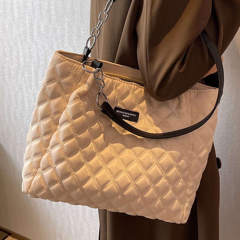 Large Capacity Women's Shoulder Bag - Quilted, Fashionable, All-Match Commuter Tote with Spacious Interior and Stylish Design