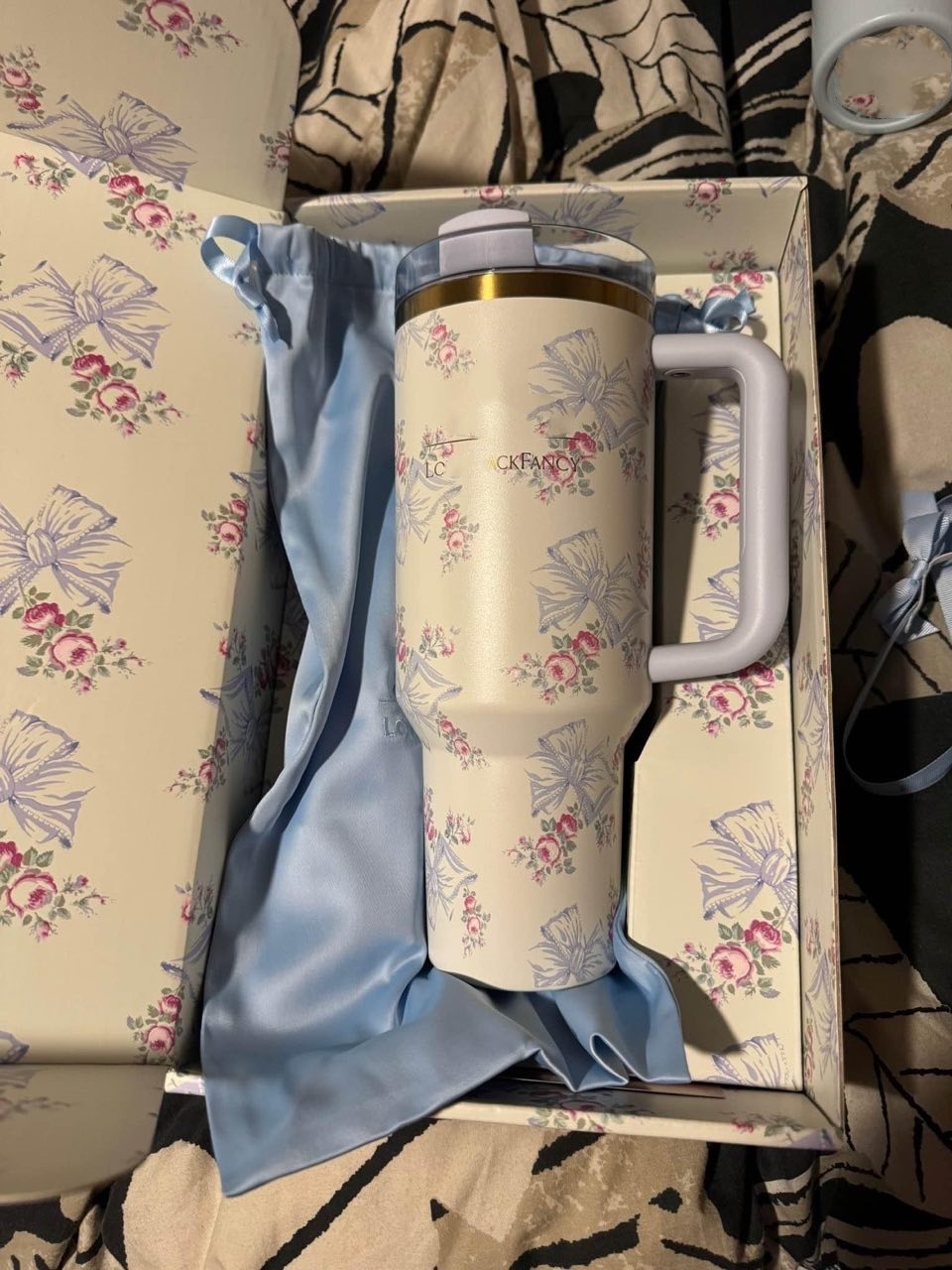 US Stock Rosa Beaux Pink Wicked 40Oz Bow Cap LOVE SHACK FANCY Cups Rose Blue Magnolia Lilac Ral Stainless Steel Tumblers With Silicone Handle Lid Stra
