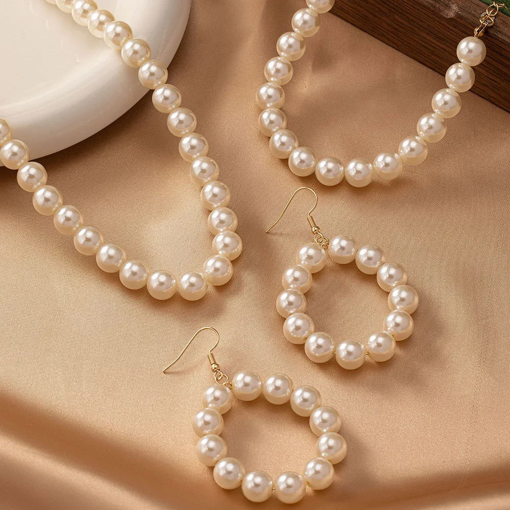 Womens jewelry set imitates pearl necklaces bracelets stud earrings retro fashion warmth party gifts OL holiday S023 241115