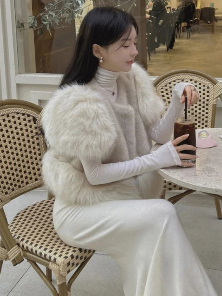 2024 AutumnWinter Fashion Womens Warm Fur Integrated Simulation Coat Round Neck Long Sleeve High End Short 241115