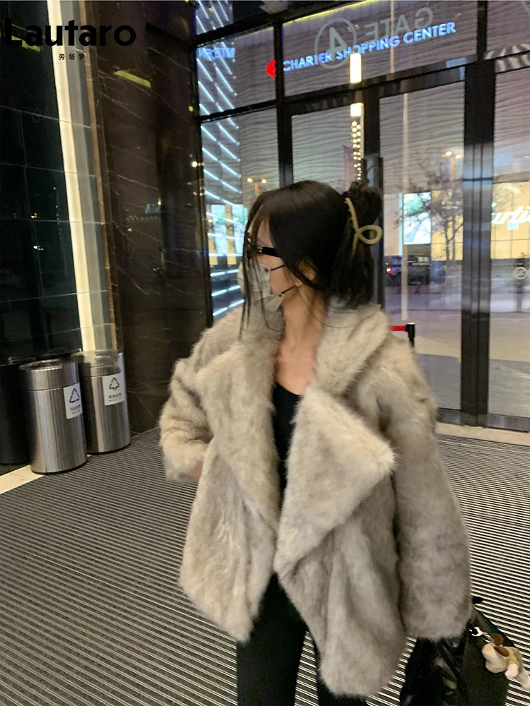 Lautaro Autumn Winter Oversized Loose Casual Soft Thick Warm Hairy Faux Fur Coat Women Long Sleeve Fluffy Jacket 2024 241115